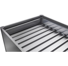 Detailansicht einer Pflanzkastenkonstruktion aus Metall mit geripptem Boden.