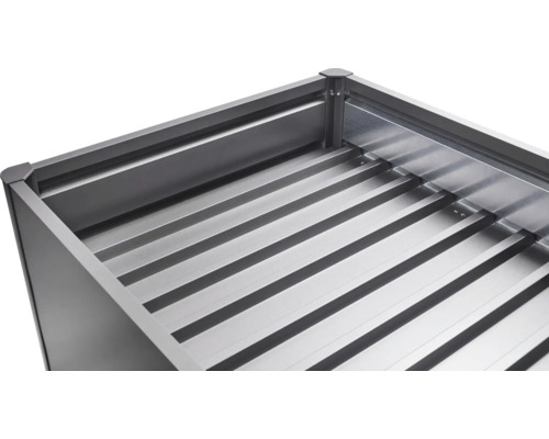 Zwischenboden biohort für Hochbeet 0,5x0,5 Detailansicht einer Pflanzkastenkonstruktion aus Metall mit geripptem Boden.