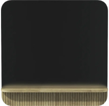 Tableau noir mural avec tablette en bois et lattes verticales en bois.
