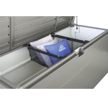 Coffre de rangement ouvert avec panier à coussins et coussins