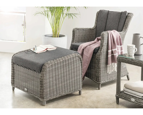 Ensemble de meubles de jardin comprenant un fauteuil et un tabouret en polyrotin avec coussins