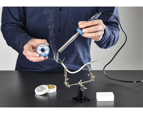 Soudure de fils avec fer à souder, étain à souder et flux