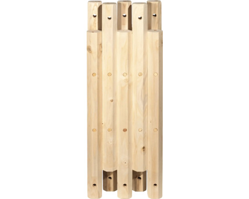 Poteaux en bois avec trous de forage pour clôtures de jardin ou constructions similaires