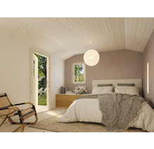 Chambre lumineuse avec lit, table de chevet et vue sur le jardin