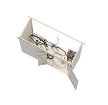 Garage à vélos en bois avec porte ouverte, vélo, ballon de football et caisse