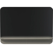 Wandtafel mit Holzablage und vertikal gerillter Front.