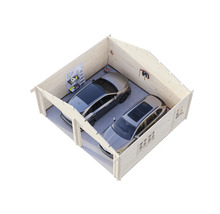 Garage double en bois avec deux voitures, des étagères et des outils