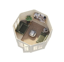 Innenansicht eines Gartenhauses mit Möbeln, Regal, Couch und Schachbrett