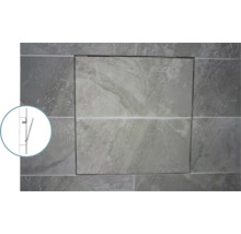 Revisionsklappe mit Flieseneinsatz in einer gefliesten Wand mit schematischer Darstellung der Öffnung.