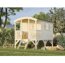 Maison de jeux en bois dans le jardin avec volets, véranda et escalier