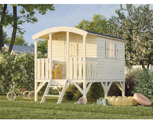 Maison de jeux en bois dans le jardin avec volets, véranda et escalier