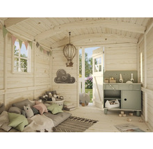 Intérieur d'une cabane de jeu avec établi pour enfants, coussins et décoration