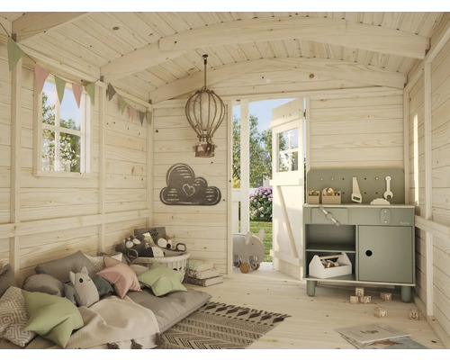 Intérieur d'une cabane de jeu avec établi pour enfants, coussins et décoration