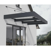 Terrassenüberdachung aus Aluminium mit transparenten Paneelen an einer Hauswand montiert.