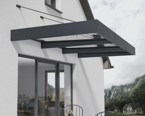 Terrassenüberdachung aus Aluminium mit transparenten Paneelen an einer Hauswand montiert.