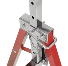 Vue détaillée d'une chandelle rouge et argentée