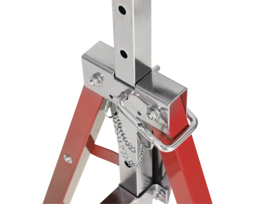 Vue détaillée d'une chandelle rouge et argentée