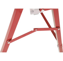 Détail d'une plateforme de travail rouge avec des connexions métalliques