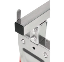 Gros plan d'une agrafeuse métallique avec boulons et capuchon noir