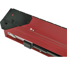 Vue détaillée d'un support d'appui de fenêtre rouge avec couvercle noir et fixations