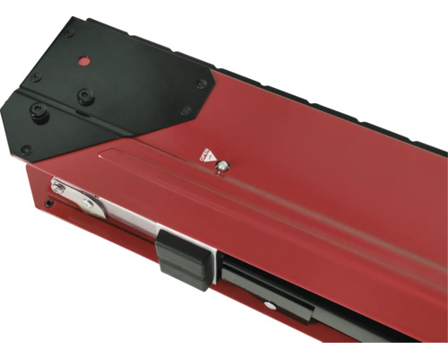 Vue détaillée d'un support d'appui de fenêtre rouge avec couvercle noir et fixations