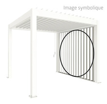 Pergola blanche avec paroi à lamelles