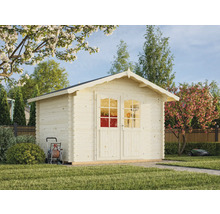 Abri de jardin en bois avec fenêtres, chariot de tuyau d'arrosage et robot tondeuse dans un jardin