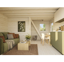 Innenansicht eines Wohnzimmers mit Holzwänden, Sofa, Tisch und Küchenzeile