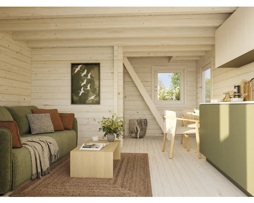 Innenansicht eines Wohnzimmers mit Holzwänden, Sofa, Tisch und Küchenzeile