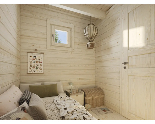 Heller Holzraum mit Bett, Fenster, Tür und dekorativen Elementen