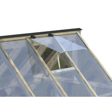 Detailansicht eines Gewächshausfensters mit Holzrahmen