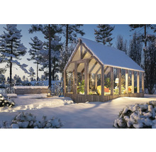 Wintergarten mit Holzrahmen und schneebedecktem Dach im winterlichen Garten