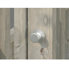 Vue détaillée d'un portail de jardin avec un loquet à bouton rotatif en métal sur un mur en bois