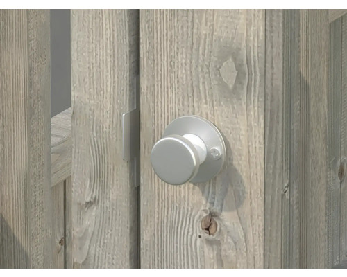 Vue détaillée d'un portail de jardin avec un loquet à bouton rotatif en métal sur un mur en bois