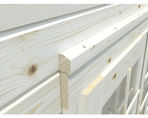 Detailansicht einer Holzwand mit Türrahmen