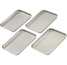 Quatre plateaux de service rectangulaires en métal