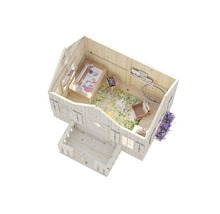 Intérieur d'une cabane de jeu en bois avec table de bricolage, jouets et jardinière