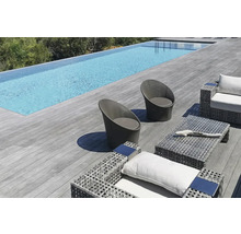 Espace extérieur avec piscine, mobilier de jardin gris et plancher en bois