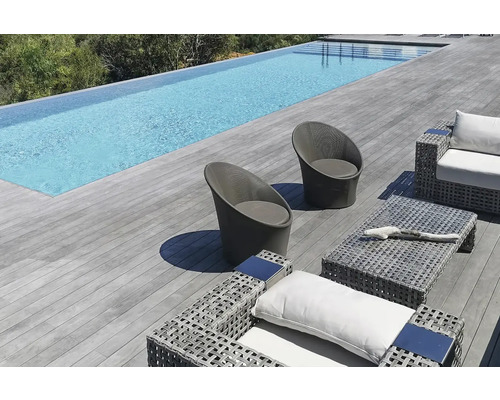 Espace extérieur avec piscine, mobilier de jardin gris et plancher en bois