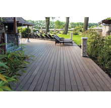 Terrasse en bois avec chaises longues à l'extérieur.