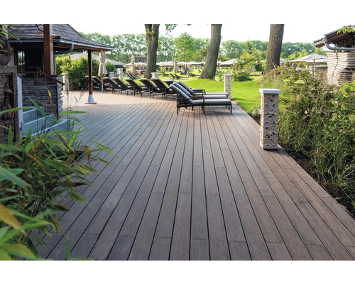 Terrasse en bois avec chaises longues à l'extérieur.