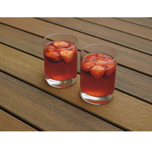 Deux verres de boisson aux fraises sur une terrasse en bois