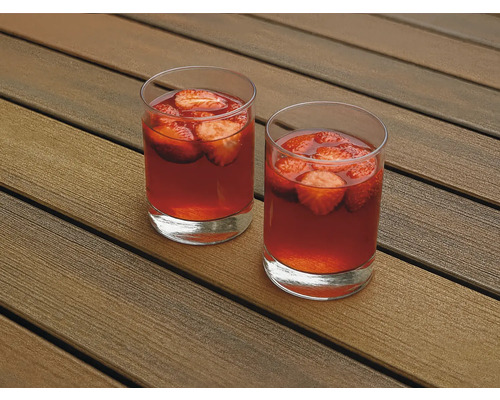 Deux verres de boisson aux fraises sur une terrasse en bois