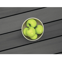 Bol de pommes sur table en bois