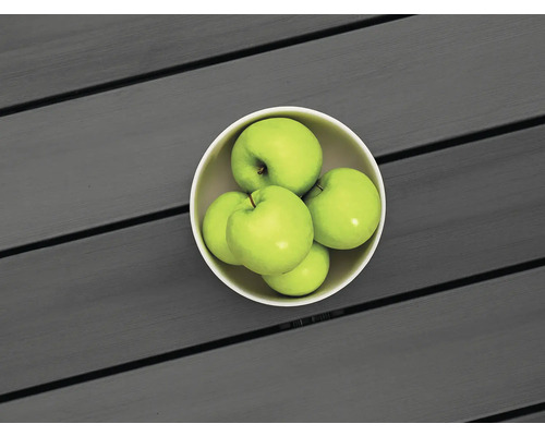Bol de pommes sur table en bois