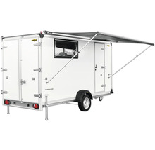 Weißer Humbaur Anhänger mit Markise und Fenster