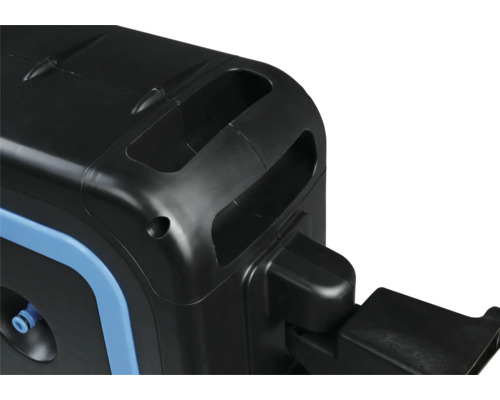 Vue détaillée d'un enrouleur de tuyau pour l'arrosage du jardin