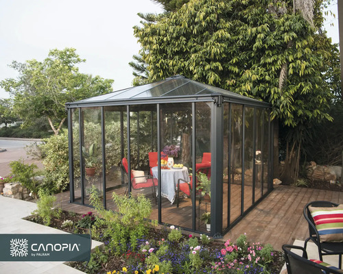 Gartenpavillon mit Tisch und Stühlen auf einer Terrasse