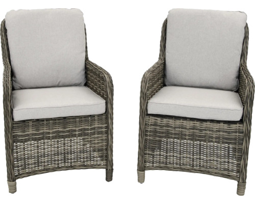 Zwei Rattansessel mit hellen Sitzkissen für den Garten.