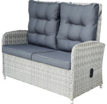 Gartencouch für zwei Personen mit grauen Kissen und Rattanstruktur